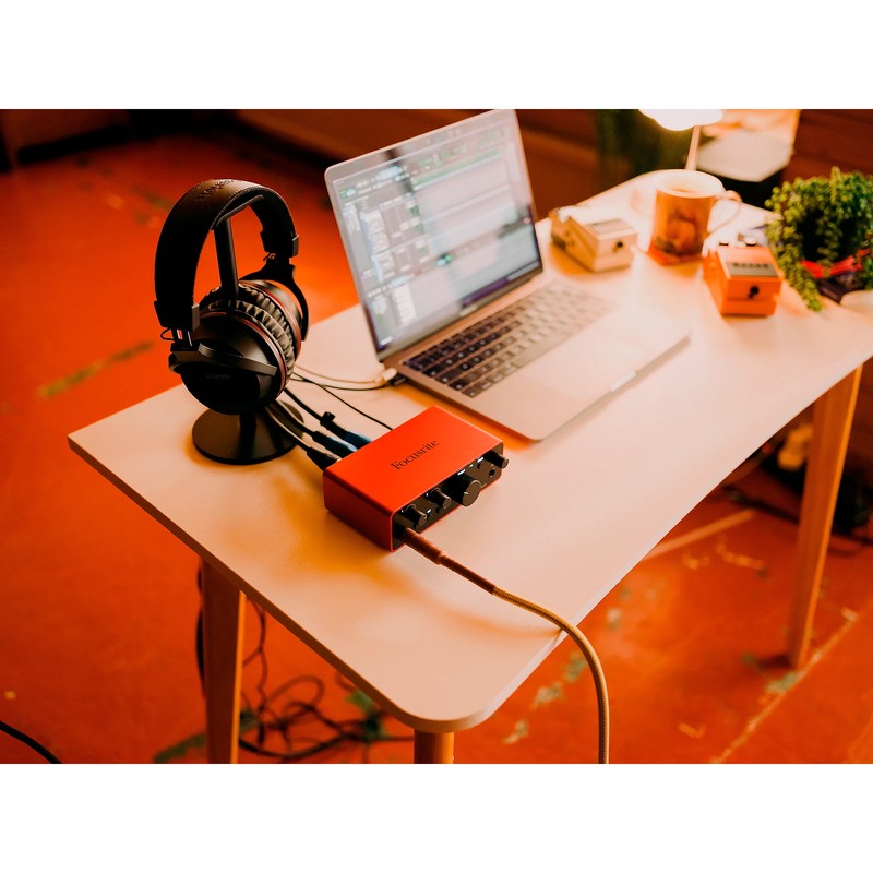 Focusrite Scarlett Solo Studio Bundle detail view 2